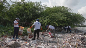 Волонтёры очистили побережье от мусора на Филиппинах