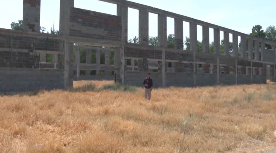 Таразда 2021 жылы басталған иппотерапияға арналған манеж құрылысы аяқсыз тұр