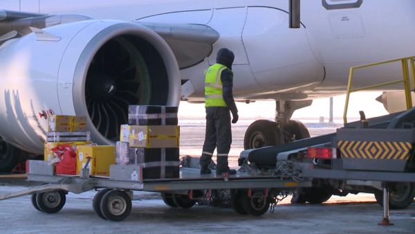 Обстановка в аэропорту Алматы стабилизируется после обильного снегопада