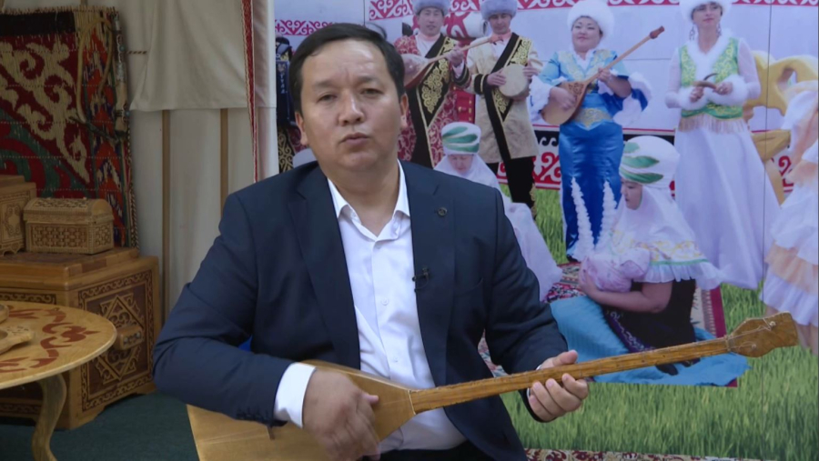 Көкшетаулық әнші Ақан серінің заманында жасалған домбырамен ән айтып жүр