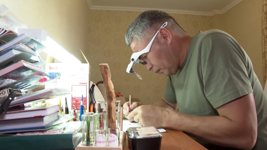 Шебер қарындаштың ұшынан мүсін жасайды