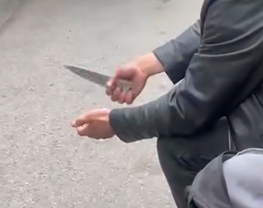 Пациенты с ножом напали на медиков скорой в Алматы