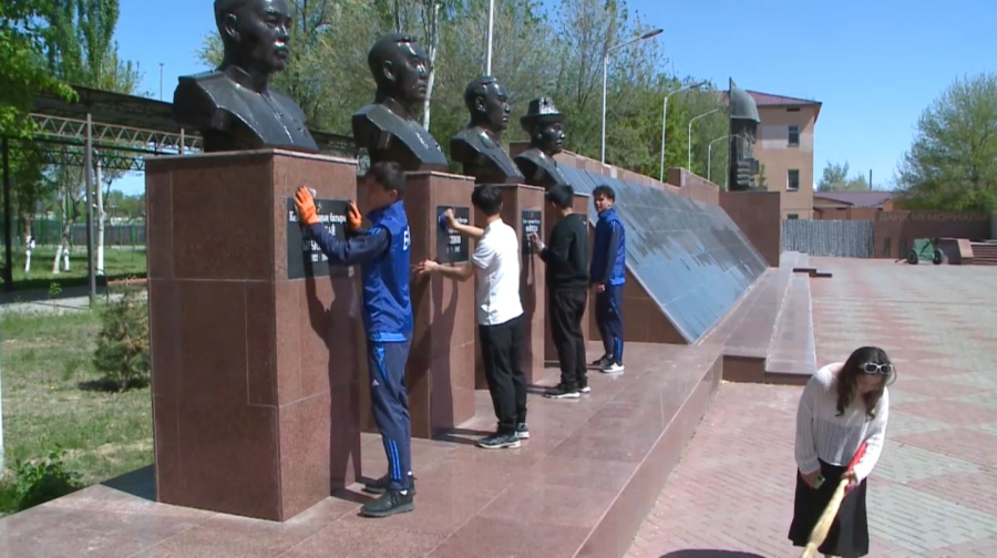 Парк Победы благоустраивают жители Туркестана