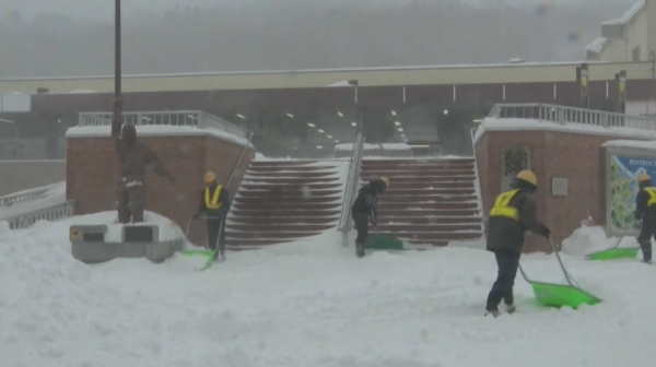 Жапонияда қалың қар көлік қозғалысын тежеді