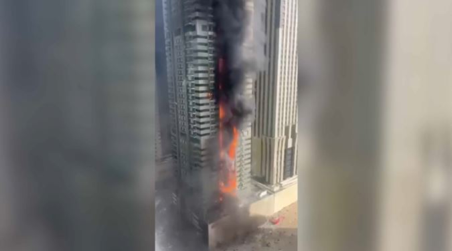 Многоэтажный жилой дом загорелся в Дубае
