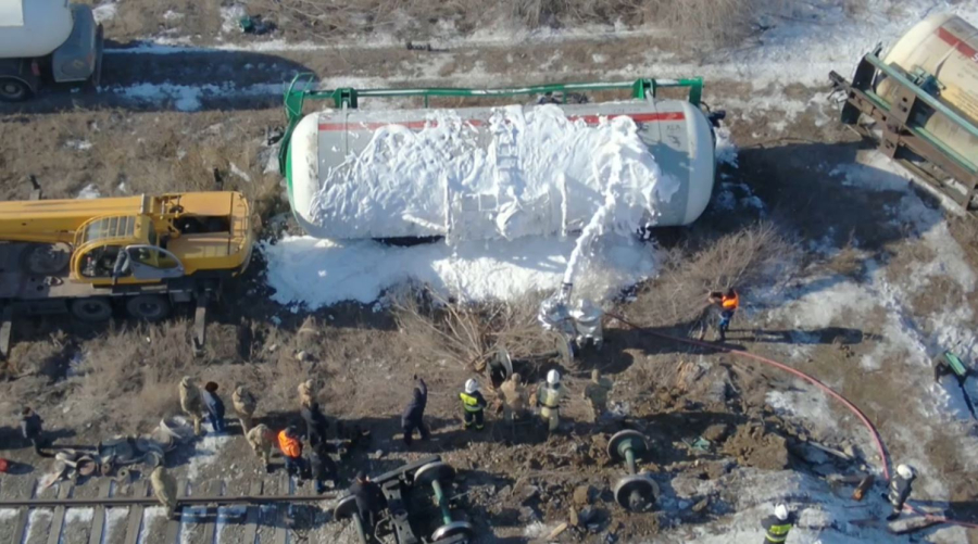 Талдықорғанда газ толы екі цистерна аударылды