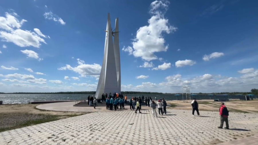 Петропавлдық жастар Алакөлдің жағалауын қоқыстан тазалады