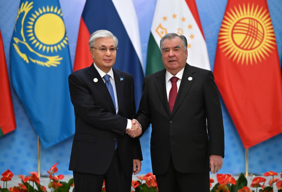 Тәжікстан президенті Эмомали Рахмон Мемлекет басшысын қарсы алды