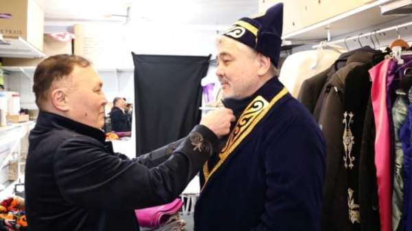 Национальный казахский стиль популяризирует портной в Париже