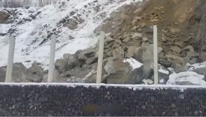 В Алматы из-за камнепада перекрыли дорогу на Медеу