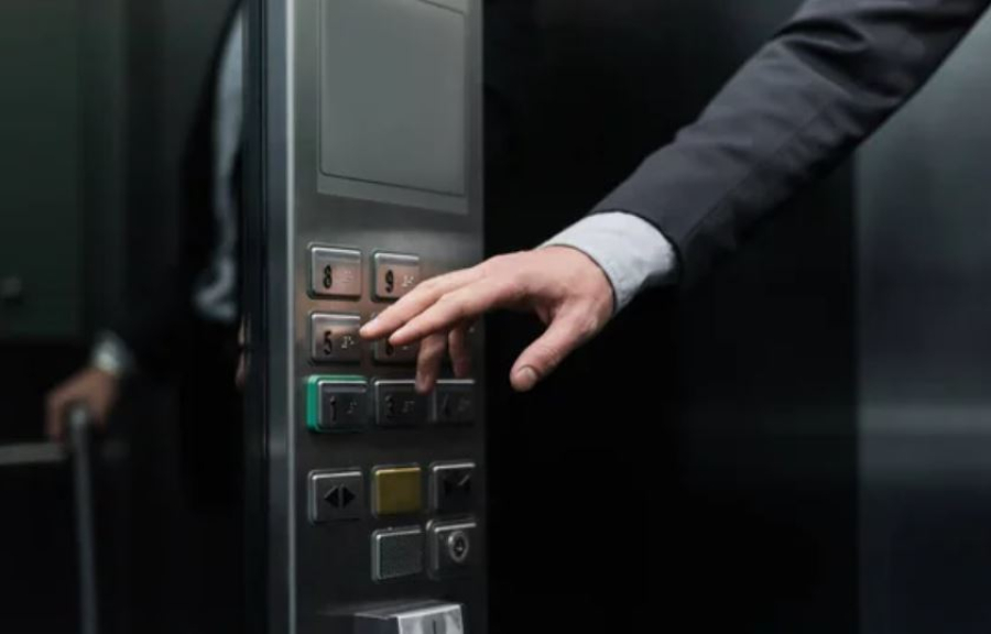 Что делать, если застрял в лифте