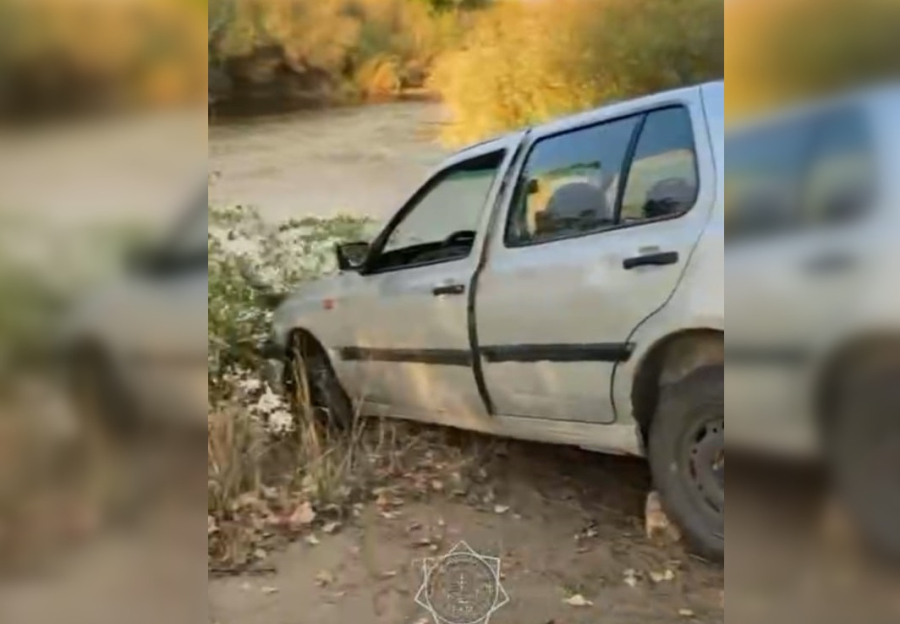 Спасатели предотвратили падение автомобиля в реку