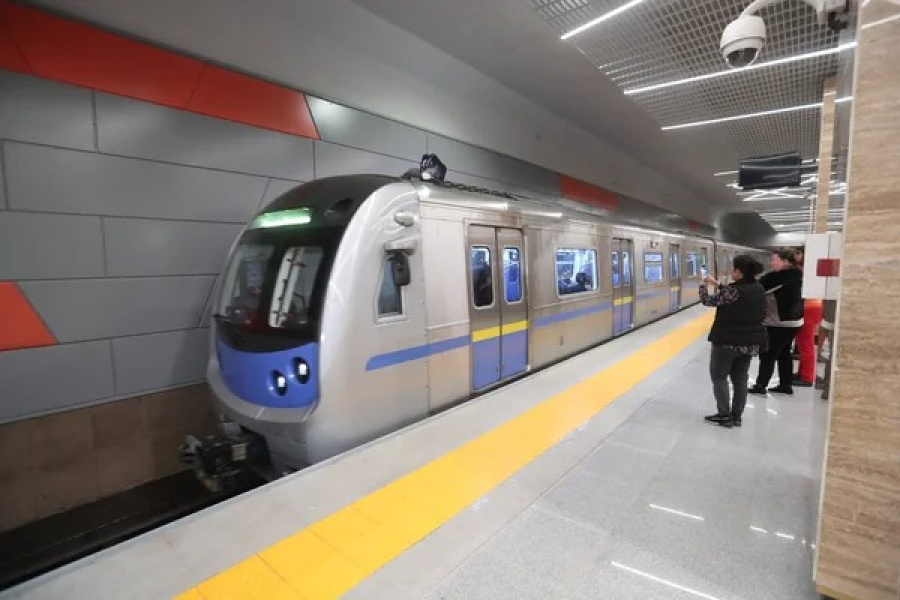 Күдікті жолаушы: Алматы метросында сөмкеден пышақ пен кісен табылды 