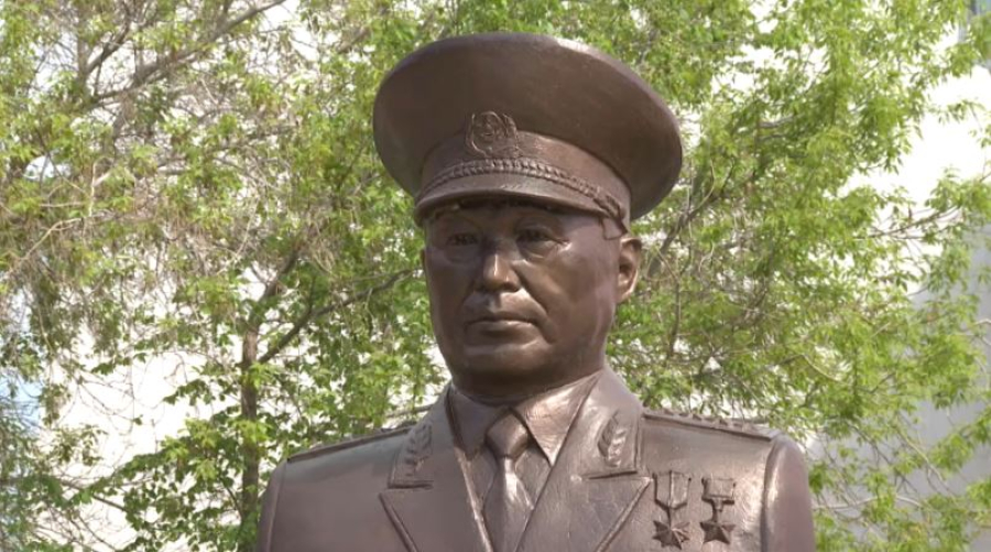 Как чтят память первого министра обороны Казахстана