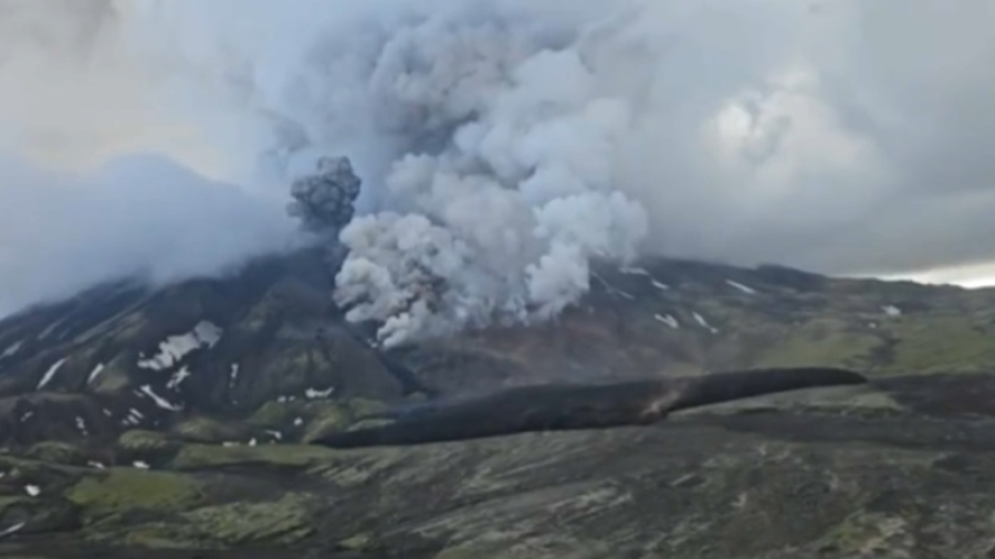 Вулкан на Камчатке второй раз за сутки выбросил пепел