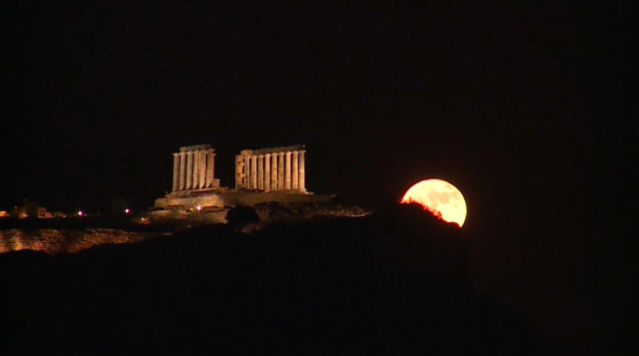 «Клубничная луна» озарила небо по всему миру