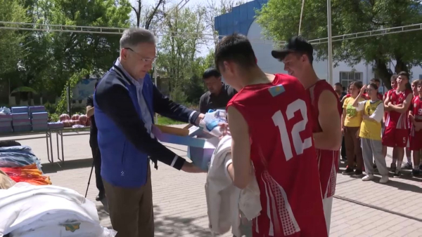 Баскетболдан «Халық лигасының» қатысушылары спорттық киіммен қамтылды