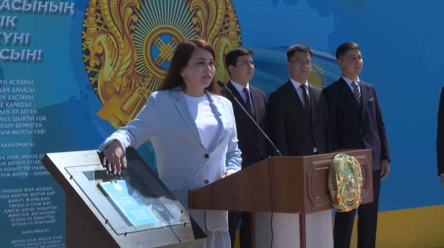 Ақтауда мемлекеттік рәміздер алаңында жас мамандар ант берді