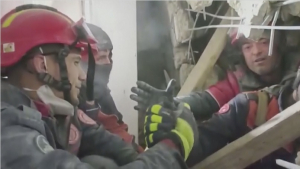 175 часов под завалами: в Турции спасли женщину