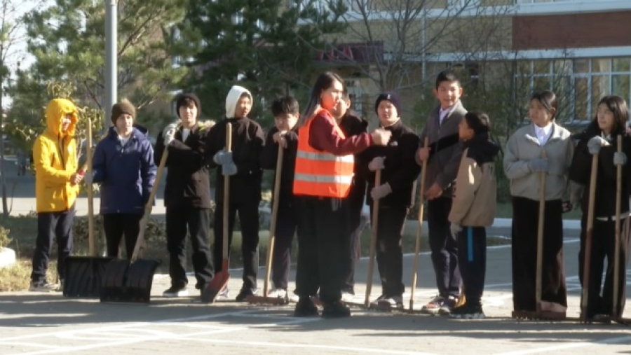 Школьники вышли на уборку улиц в Астане