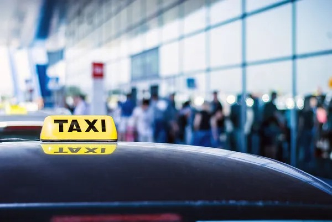 Пассажиры столкнулись с тройными тарифами: АЗРК направило предостережение inDrive