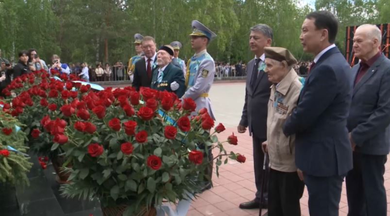 Тысячи букетов цветов возложили к мемориалу памяти в Костанае
