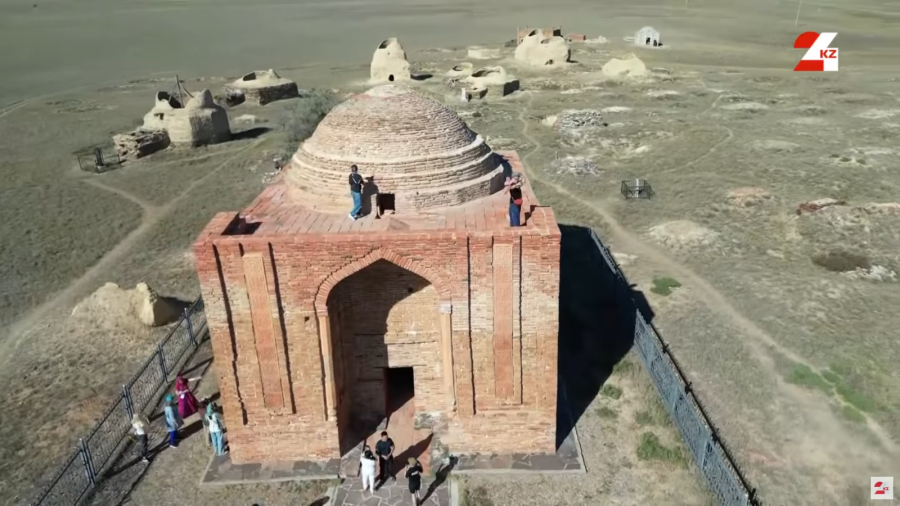 Улытау: звенящие камни, мавзолеи и дороги-фантомы. Часть 2
