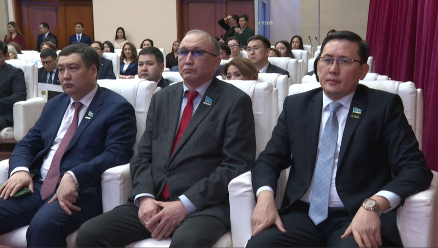 30 мың мемлекеттік қызметші ЖИ меңгереді