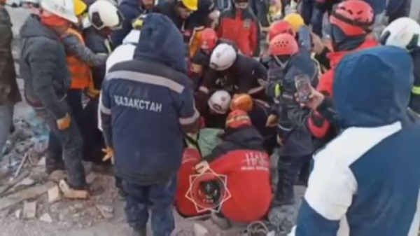 Казахстанские спасатели вытащили из-под завалов в Турции трех человек