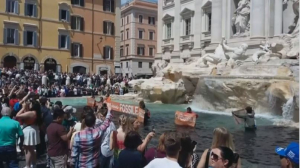 Экоактивисты вылили чёрную краску в фонтан Треви в Италии