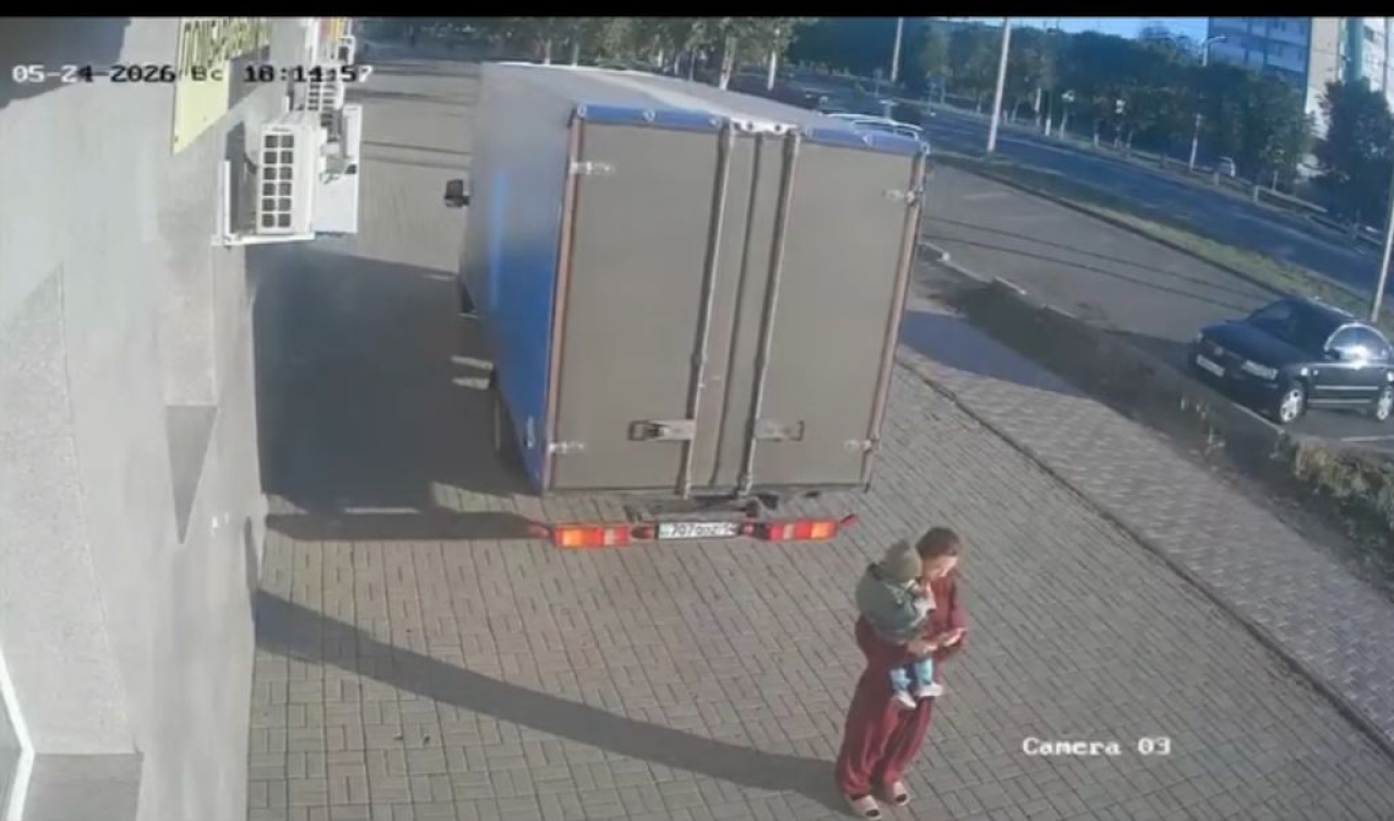 Екібастұзда жүк көлігі баласын көтеріп тұрған әйелді қағып кетті