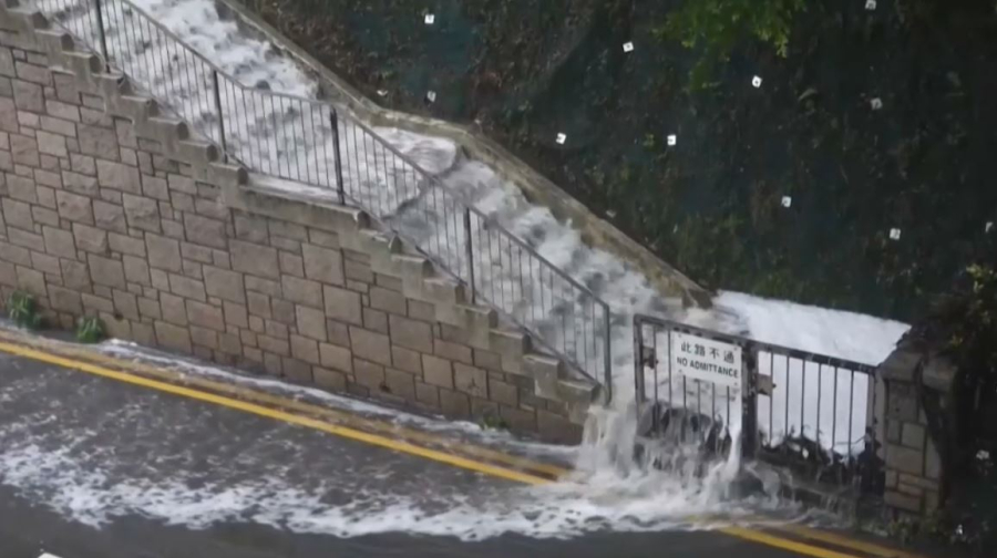 Гонконг көшелерін су басты