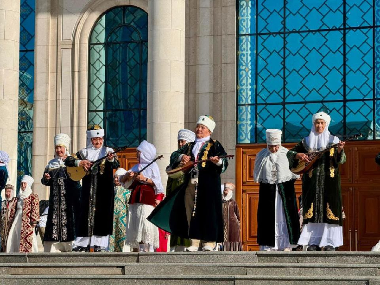 В Астане пенсионеры устроили большой межрайонный флешмоб