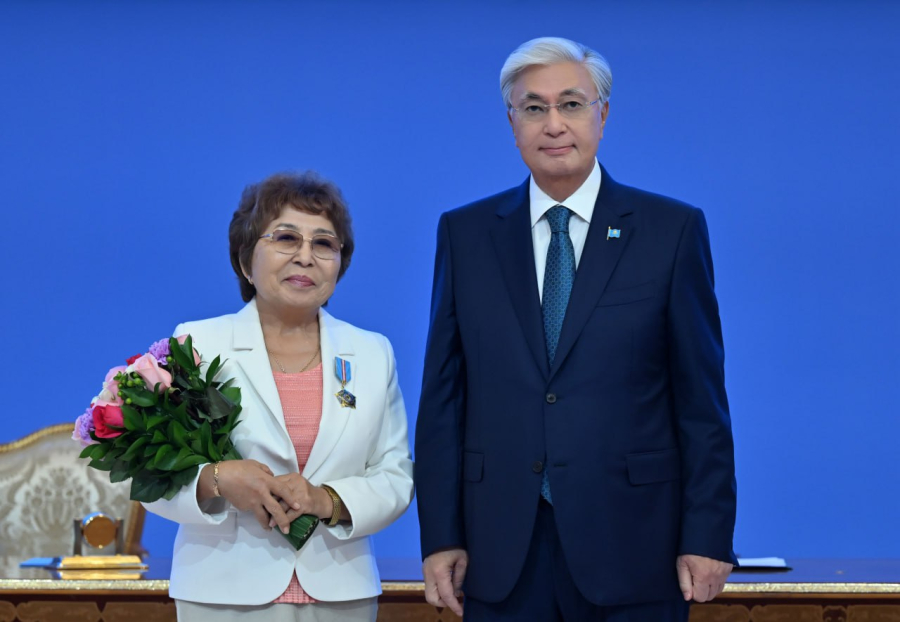 Глава государства вручил награды за вклад в социально-экономическое развитие страны