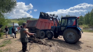 Риддерде өзен жағасынан екі тонна қоқыс шығарылды