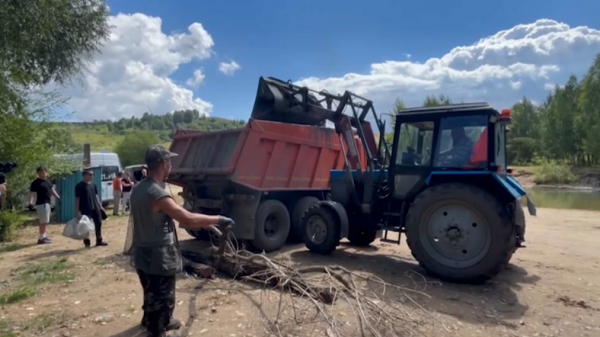 Риддерде өзен жағасынан екі тонна қоқыс шығарылды