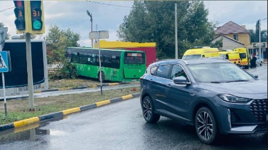 Семейде автобус пен жеңіл көлік соқтығысып, бірнеше адам зардап шекті