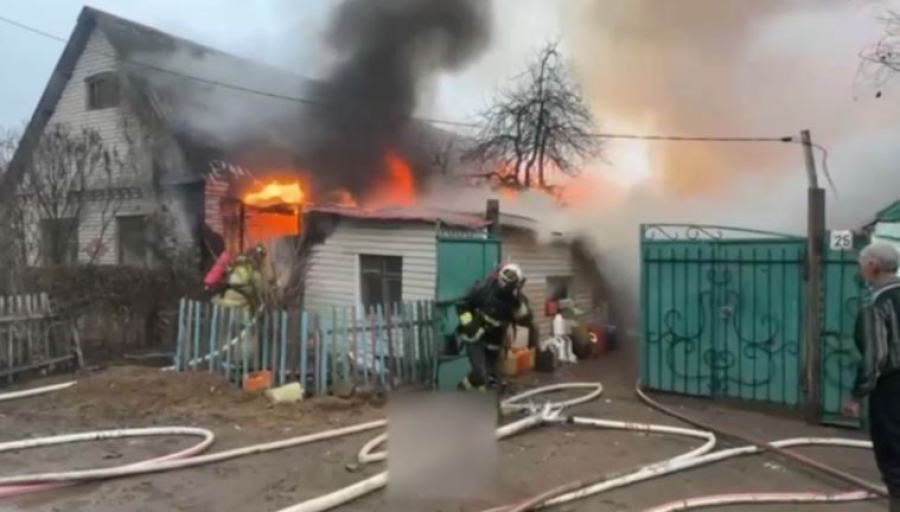 Пожарные спасли женщину из горящего дома в Уральске