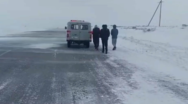 Абай облысында жолаушылар қар құрсауынан құтқарылды