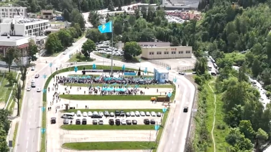 На Медеу организовали торжественную церемонию поднятия флага