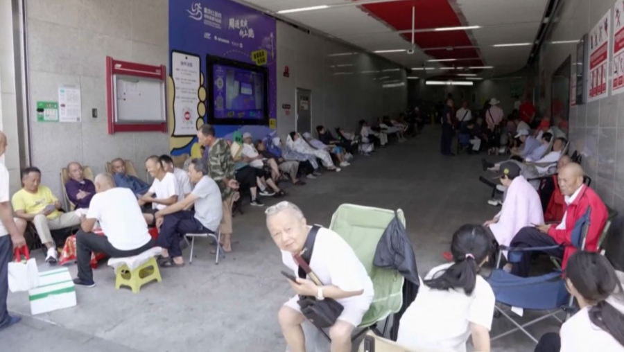 Чунцин тұрғындары метро стансаларын паналап жүр