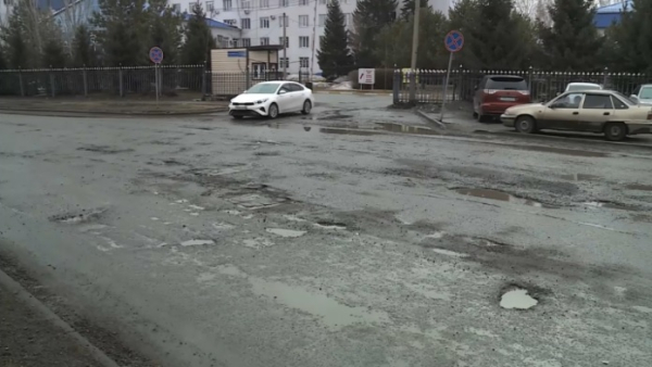 Ямы на дорогах подсчитывают полицейские ВКО