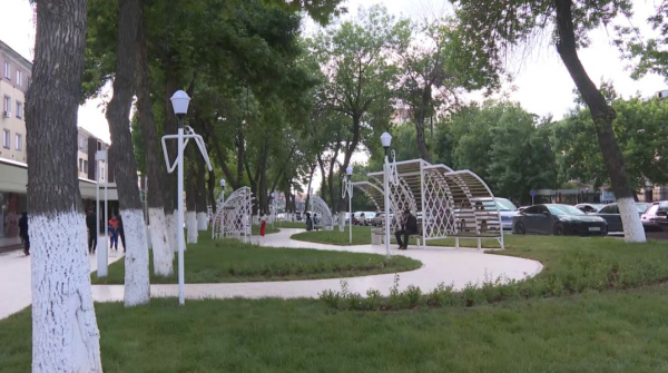 В Шымкенте на месте стихийной парковки появился сквер