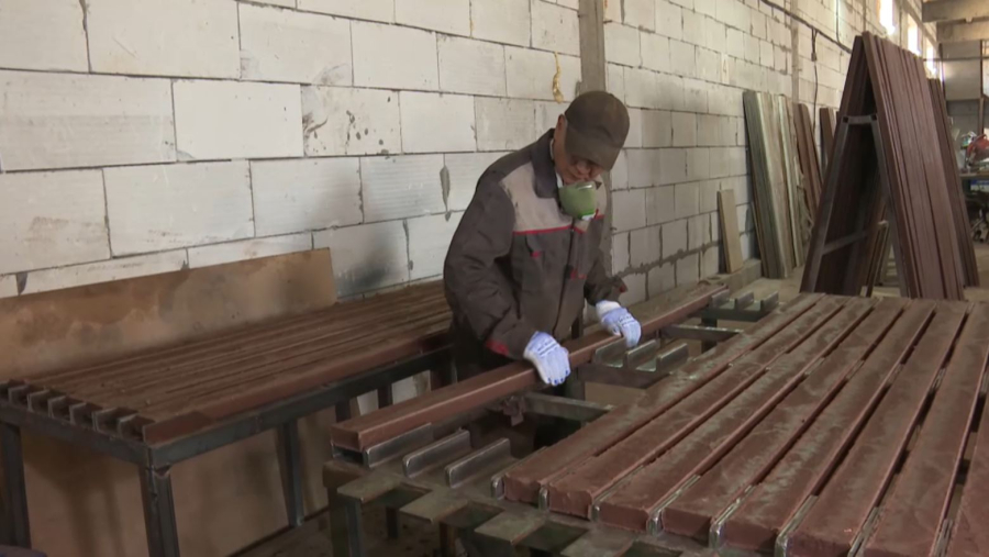 Астаналық кәсіпкер пластиктен 15 түрлі бұйым жасайды