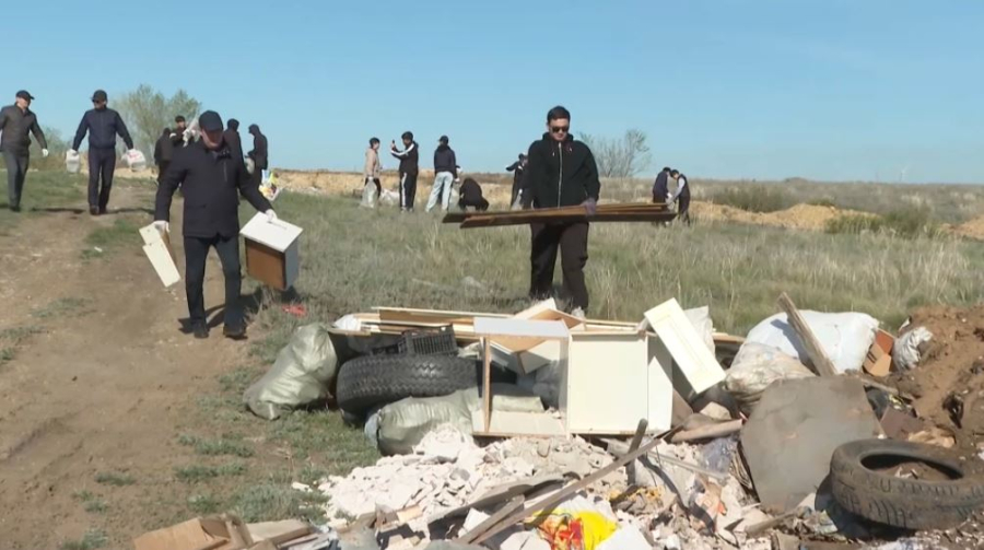 Ақтөбеде студенттер сенбілікке шықты