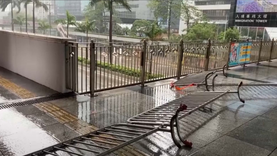 Гонконгте тайфун соғып, көлік қозғалысы тоқтады