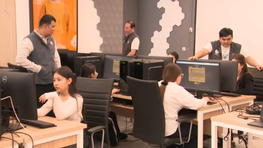 Алматинские школьники сыграли в тоғызқұмалақ с ИИ