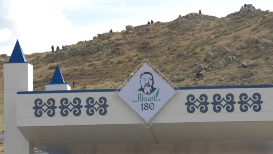 Сенат төрағасы Абай мен Шәкәрімнің кесенелерін зиярат етті