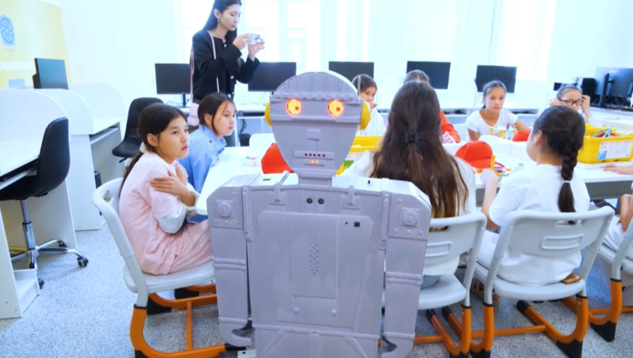 «Келешек мектебіндегі» лагерьге робот қонаққа барды