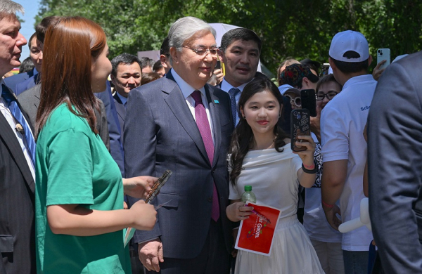 Токаев побеседовал с участниками Jas Galym. Science Quest